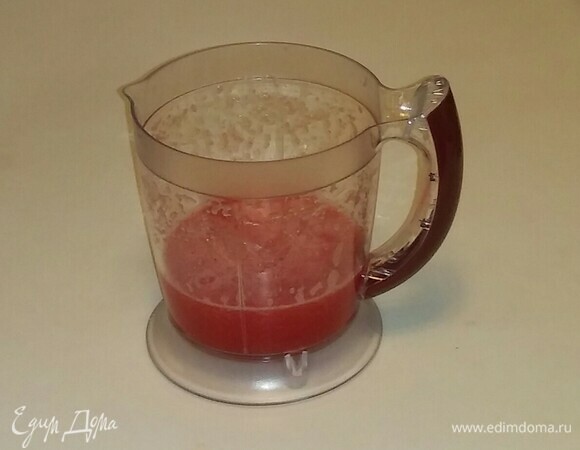 Нарезанную мякоть арбуза и сахарный песок отправьте в блендер и измельчите до состояния пюре.