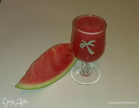 Затем разлейте арбузное пюре по бокалам (около 150 мл на один бокал) и добавьте к нему охлажденное игристое вино (100 мл). Перемешайте. Коктейль готов! 
