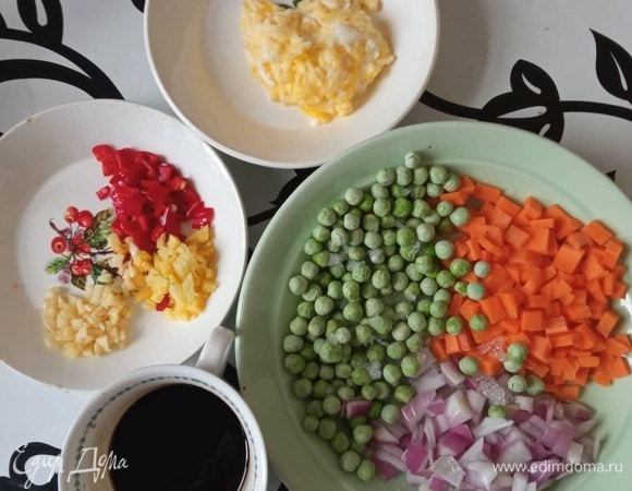 Подготавливаем овощи. Красный или репчатый лук, а также имбирь мелко режем. Измельчаем чеснок и зеленый лук. Морковь режем на мелкие кубики.