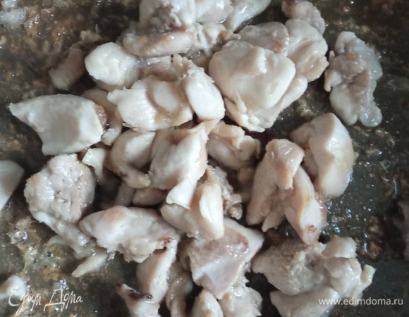 В ту же сковороду добавляем 2–3 столовые ложки растительного масла и жарим курицу 3 минуты, постоянно помешивая, на сильном огне до румяной корочки.