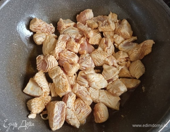 Филе индейки промываем, обсушиваем бумажным полотенцем и режем на некрупные кубики или брусочки. Посыпаем черным перцем. В сковороде с раскаленным растительным маслом обжариваем индейку минуты 3–4 до румяной корочки на сильном огне. Вынимаем из сковороды.