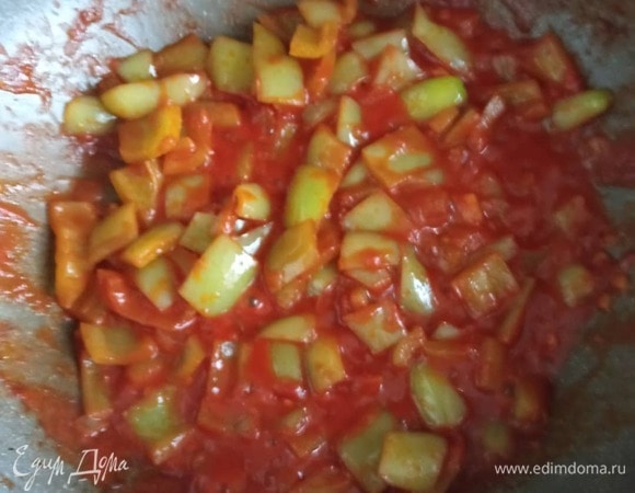 Через минуту добавляем томатную пасту и паприку, а затем — индейку. Вливаем стакан горячей воды. Тушим под крышкой на слабом огне пять минут. Солим по вкусу. Через минуту гуляш готов, подаем его с любимым гарниром. Приятного аппетита!