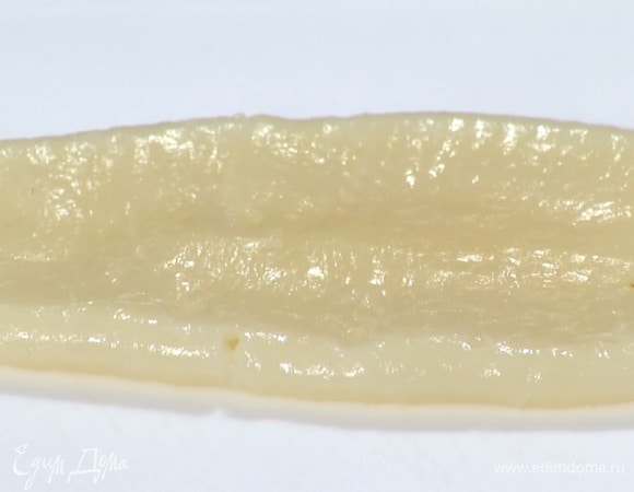 Тушки кальмаров отбить кулинарным молоточком.