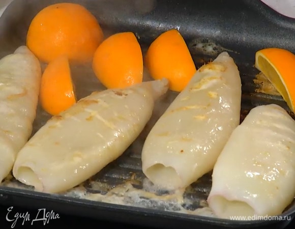 Лимоны разрезать и обжарить вместе с кальмарами.