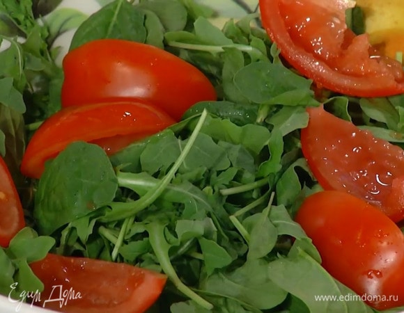 Помидоры разрезать вдоль на 4 части и, удалив ложкой мякоть с семечками, выложить на шпинат и руколу.