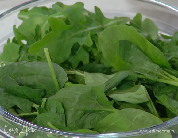 Руколу и шпинат выложить в салатник.