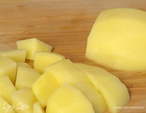 Картофель почистить и замочить в холодной воде, затем нарезать небольшими кубиками.