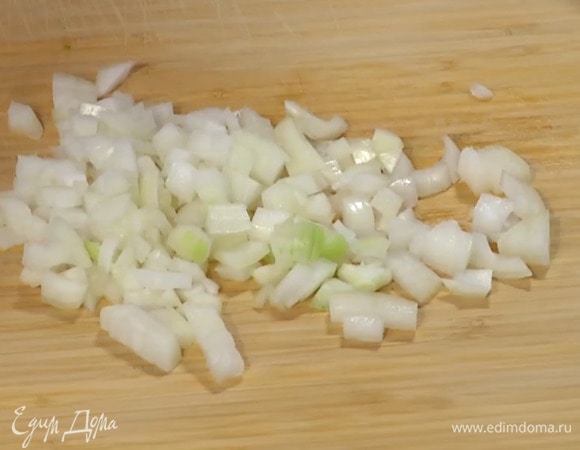 Лук почистить и мелко порубить.