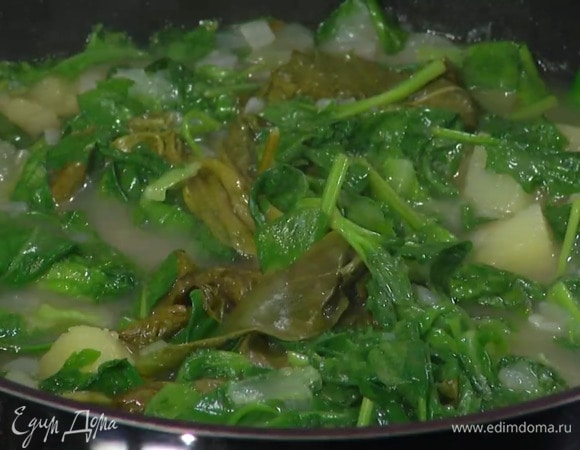 Когда картофель сварится, добавить порванный руками латук, руколу и щавель со шпинатом, посолить и варить еще несколько минут.