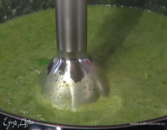 Взбить все погружным блендером в пюре прямо в сковороде, если нужно, добавить еще бульона.