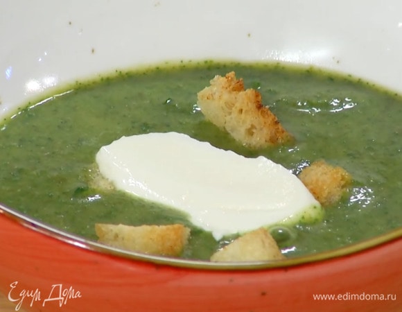 Суп разлить в тарелки, добавить крутоны, сметану, сбрызнуть оливковым маслом.