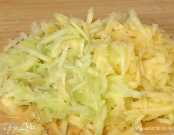 Яблоки почистить, натереть на крупной терке и полить выжатым из половинки лимона соком, затем промокнуть бумажными полотенцами, чтобы удалить лишнюю влагу.