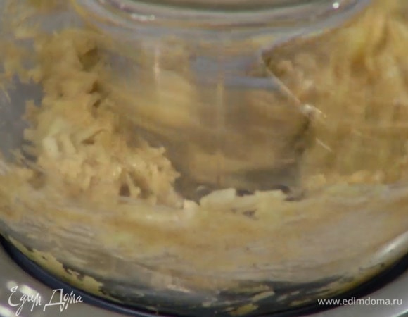 Сахар и предварительно размягченное сливочное масло выложить в чашу комбайна, добавить ванильный экстракт, мед, корицу и все вымешать, затем всыпать нарезанные яблоки.