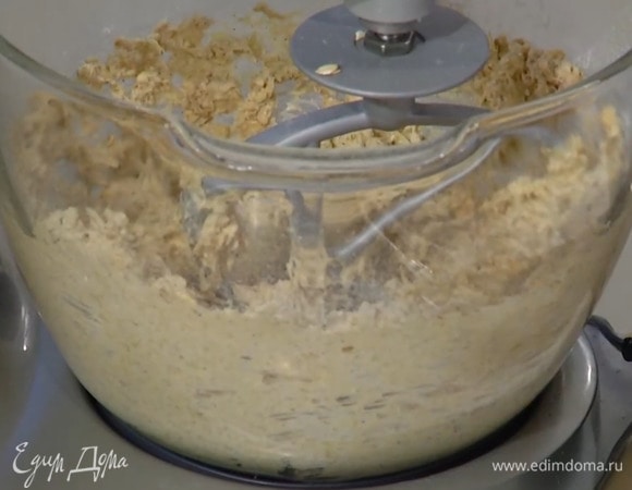 Перемешать 70 г муки с разрыхлителем, содой и солью и всыпать в чашу комбайна, добавить овсяные хлопья и вымешать тесто.