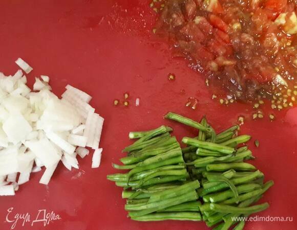 Лучше заранее очистить и нарезать все ингредиенты: мелко нарежьте лук, раздавите чеснок, снимите с помидора кожицу и тоже мелко нарежьте.