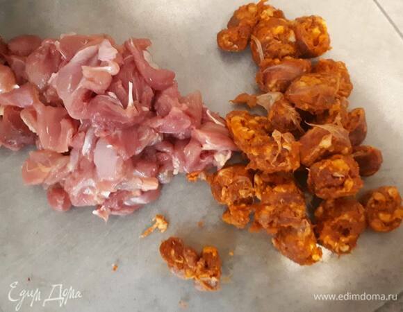 Снимите кожу с куриных бедер, срежьте мясо с костей и нарежьте на кусочки. Чоризо нарежьте кружочками. У меня маленькие чоризо, если у вас побольше, то возьмите всего 2 или 3.