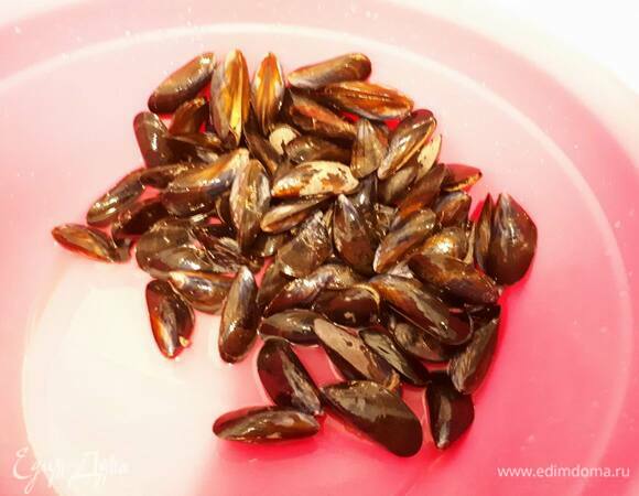 Вымойте мидии, уберите раскрытые или расколовшиеся.