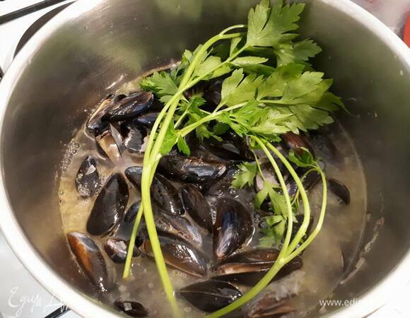 Слегка поджарьте половину лука в кастрюле, затем выложите мидии, залейте вином и водой, добавьте петрушку и соль, накройте крышкой и варите на медленном огне 15 минут. Затем снимите с огня.