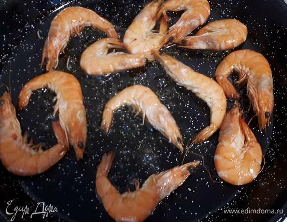В сковородке разогрейте масло и обжаривайте креветки примерно 10 минут, периодически помешивая, пока масло не порозовеет. Затем выньте креветки.