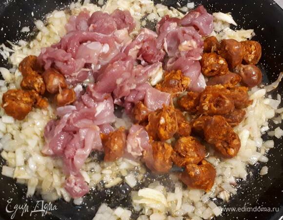 Затем выложите мясо и обжарьте со всех сторон, пока оно не побелеет.