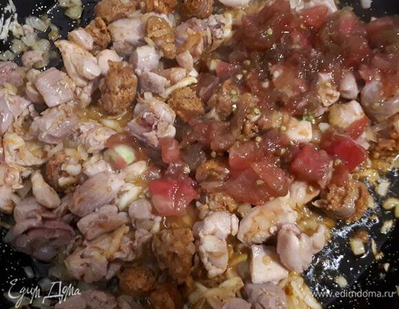 Добавьте помидор и прогрейте еще пару минут.