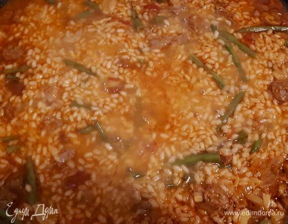 Периодически доливайте бульон, а также сок из-под мидий. Паэлья будет готова, когда весь бульон испарится. Самый деликатный момент — это формирование золотистой корочки на дне. Нужно хорошо рассчитать время, когда снимать паэлью с огня.