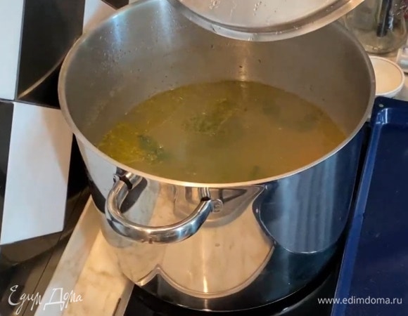 Тушку цыпленка поместить в кастрюлю и залить холодной водой, добавить очищенную морковь и луковицу, петрушку, лавровый лист душистый и черный перец, посолить и варить ровно полчаса, снимая пену.