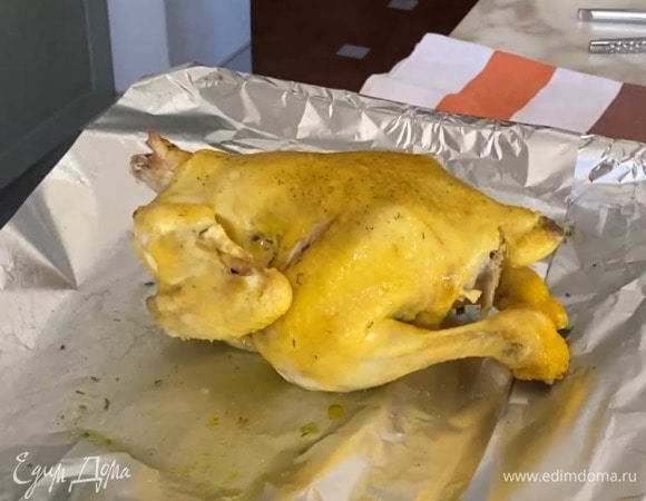 Отваренного цыпленка выложить на выстеленный фольгой противень грудкой вниз, полить небольшим количеством бульона и запекать в разогретой духовке 25–30 минут.