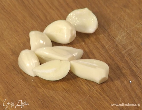 Чеснок почистить.