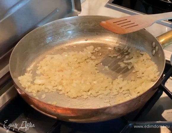 Лук почистить и очень мелко порубить, затем разогреть в сковороде 1 ч. ложку сливочного масла и обжарить лук.