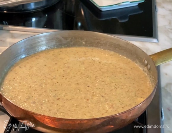 Продолжая помешивать, прогревать, пока масса не загустеет, затем всыпать измельченные орехи со специями и влить столько бульона, чтобы получился густой соус, все посолить.