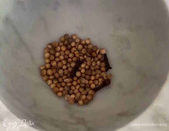 Кориандр и гвоздику слегка измельчить в ступке, добавить в соус и перемешать.