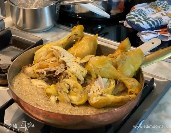 Запеченного цыпленка разделить на небольшие кусочки, выложить в соус и перемешать.