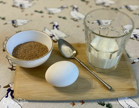 Подготовьте ингредиенты для хлеба. Их количество рассчитано на 1 порцию. Я использую сибирскую клетчатку, которую можно купить в крупных супермаркетах в отделе здорового питания.