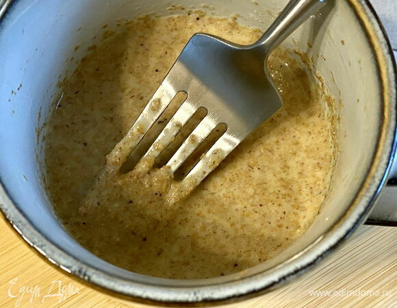 Соедините в чашке кефир и яйцо, взбейте до однородности, добавьте разрыхлитель и 2 ст. л. клетчатки с горкой. Тщательно перемешайте до состояния кашицы. 