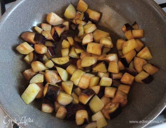 Все овощи режем примерно одинаковыми кубиками. Сначала обжариваем до румяной корочки в раскаленном растительном масле баклажаны. Перекладываем на тарелку.