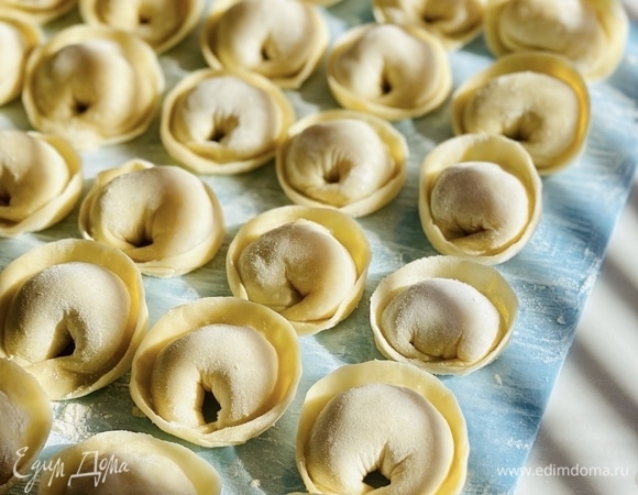 Раскатать тесто до прозрачности и любой формой вырезать круги. На середину каждого круга выложить немного фарша, защипнуть по краям, сделать полумесяц и соединить кончики.