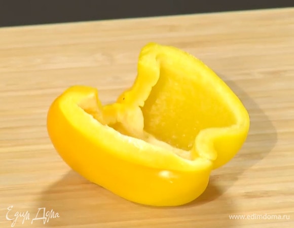Сладкий перец, удалив семена, нарезать кусочками.