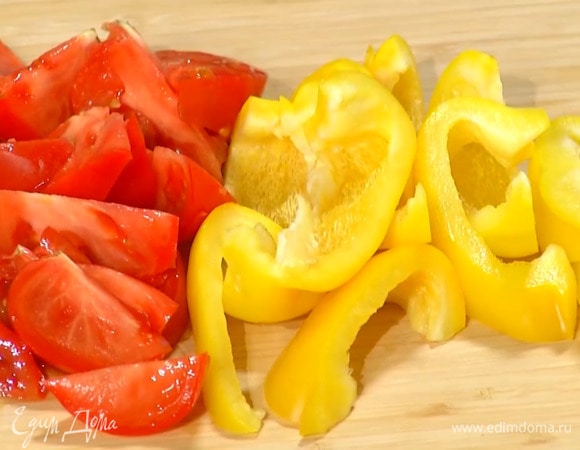 Помидоры нарезать дольками.