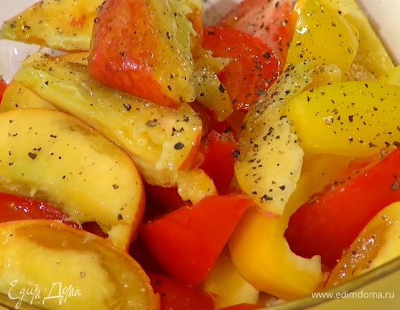 В глубокую миску выложить сладкий перец, помидоры, персик, полить 1 ст. ложкой оливкового масла, посолить и поперчить.