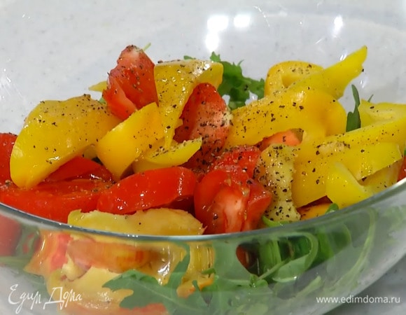 Не перемешивая, выложить фрукты с овощами на руколу, полить оставшимся оливковым маслом, посолить, поперчить и дать постоять.