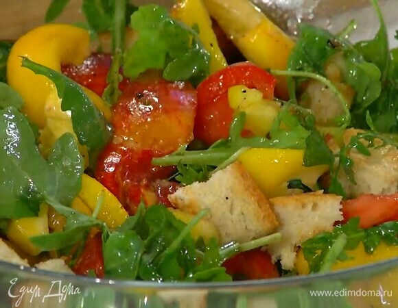 Салат перемешать, добавить крутоны и еще раз все перемешать.