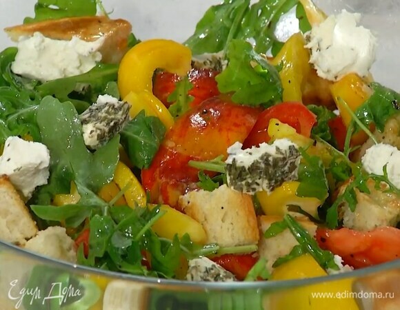 Козий сыр нарезать кусочками и украсить салат.