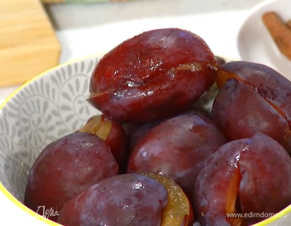 Сливы разрезать пополам, косточки удалить.