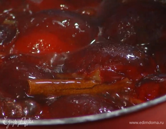 Сливочное масло растопить в глубоком сотейнике, всыпать сахар, выложить сливы срезами вниз, добавить палочку корицы и прогревать на маленьком огне, пока сливы не станут мягкими, затем остудить.