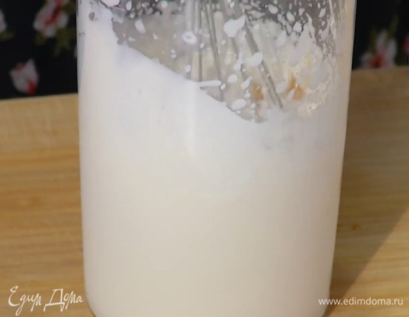 Приготовить крем: сливки взбить блендером с насадкой-венчиком, добавить сахарную пудру, ванильный экстракт и взбить еще немного, ввести маскарпоне и на невысокой скорости взбить все в однородную массу, затем добавить цедру апельсина.