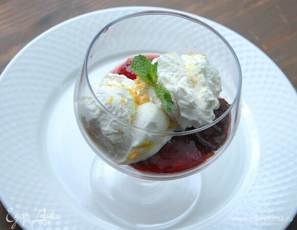 Печенье раскрошить в бокалы, выложить сверху сливы с фруктовой карамелью, а затем крем и украсить листьями мяты.