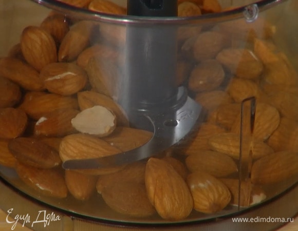 Миндаль измельчить в блендере в крошку.