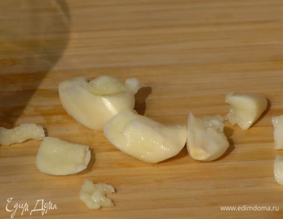 Чеснок почистить и раздавить плоской стороной ножа.