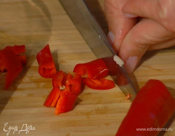 Перец чили нарезать небольшими кусочками.